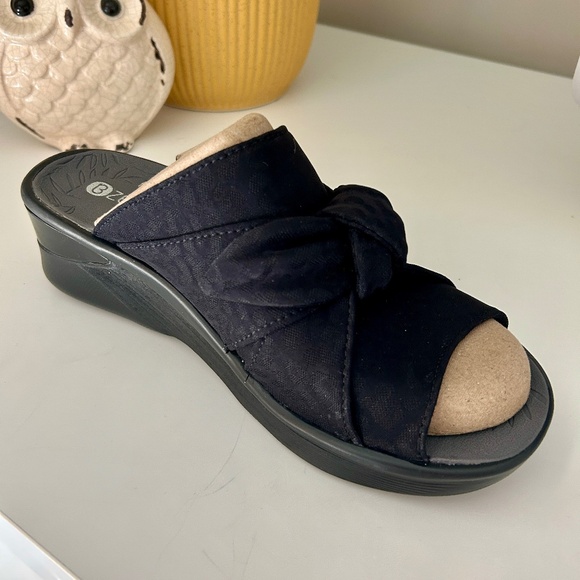 BZEES Sandals - Brand New - Size 8.5 W - Picture 1 of 2